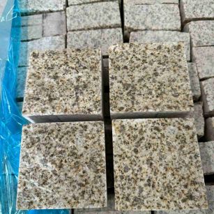 晋城 黄金麻花岗岩自然面小方块，弹石，马蹄石等