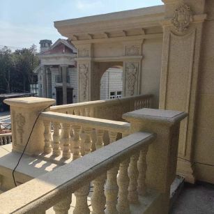 晋城 黄金麻别墅外墙干挂雕花配合阳台栏杆花瓶柱