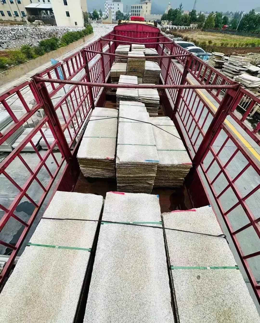 晋城 黄金麻花岗岩荔枝面，光面毛板装车完成