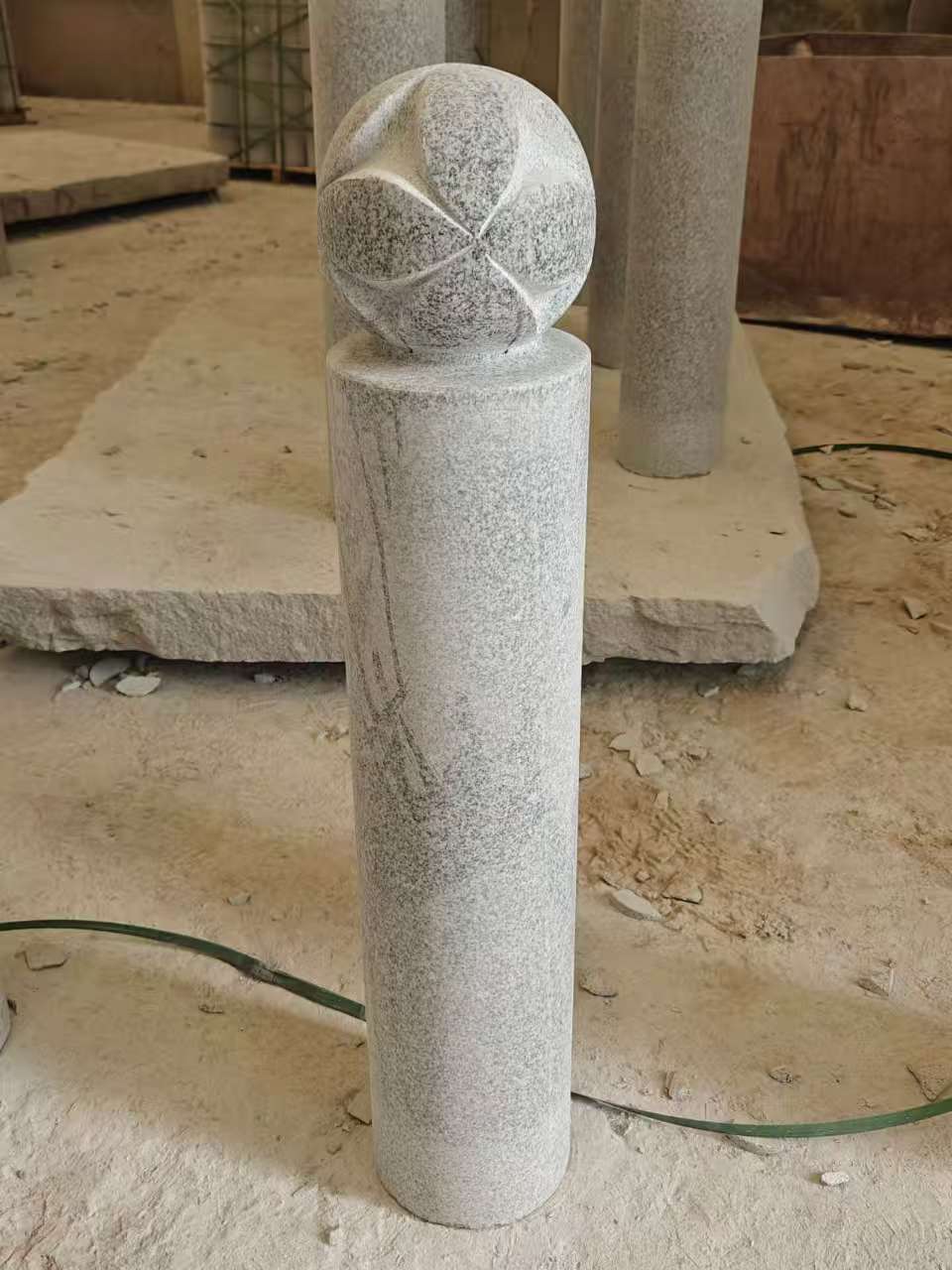 晋城 芝麻白花岗岩石材挡车石柱、停车柱、圆柱挡车柱、方柱挡车柱等