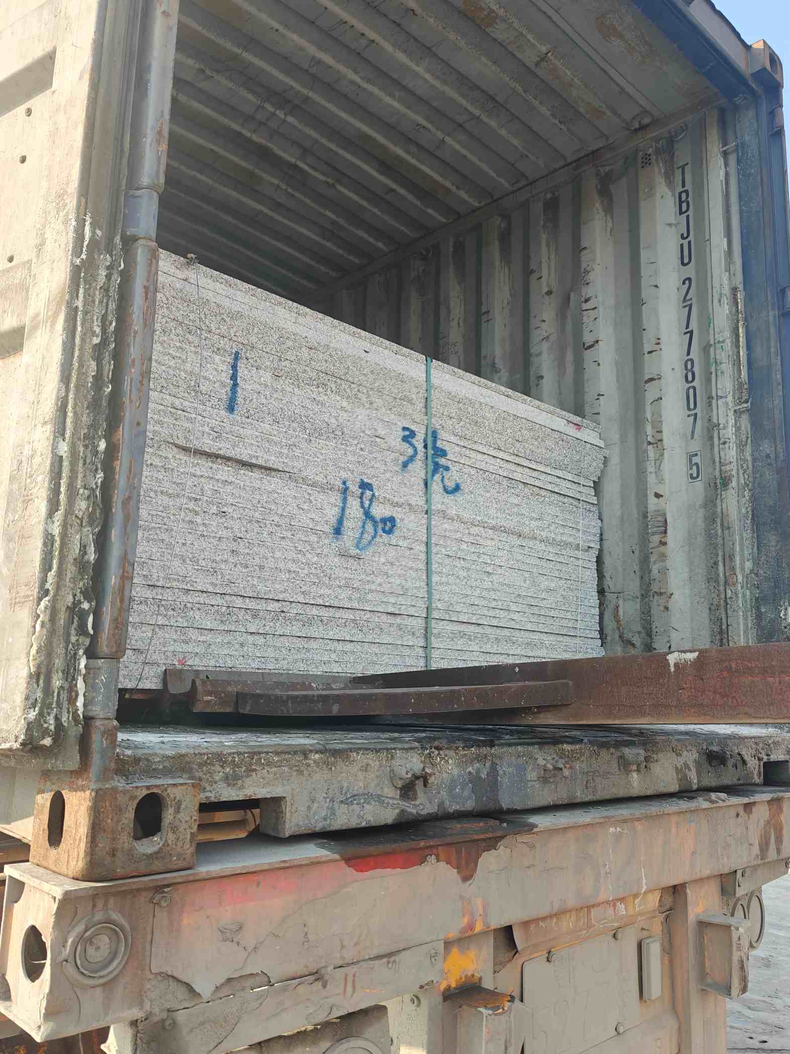 晋城 芝麻白花岗岩石材3.0公分光面毛板装柜出货