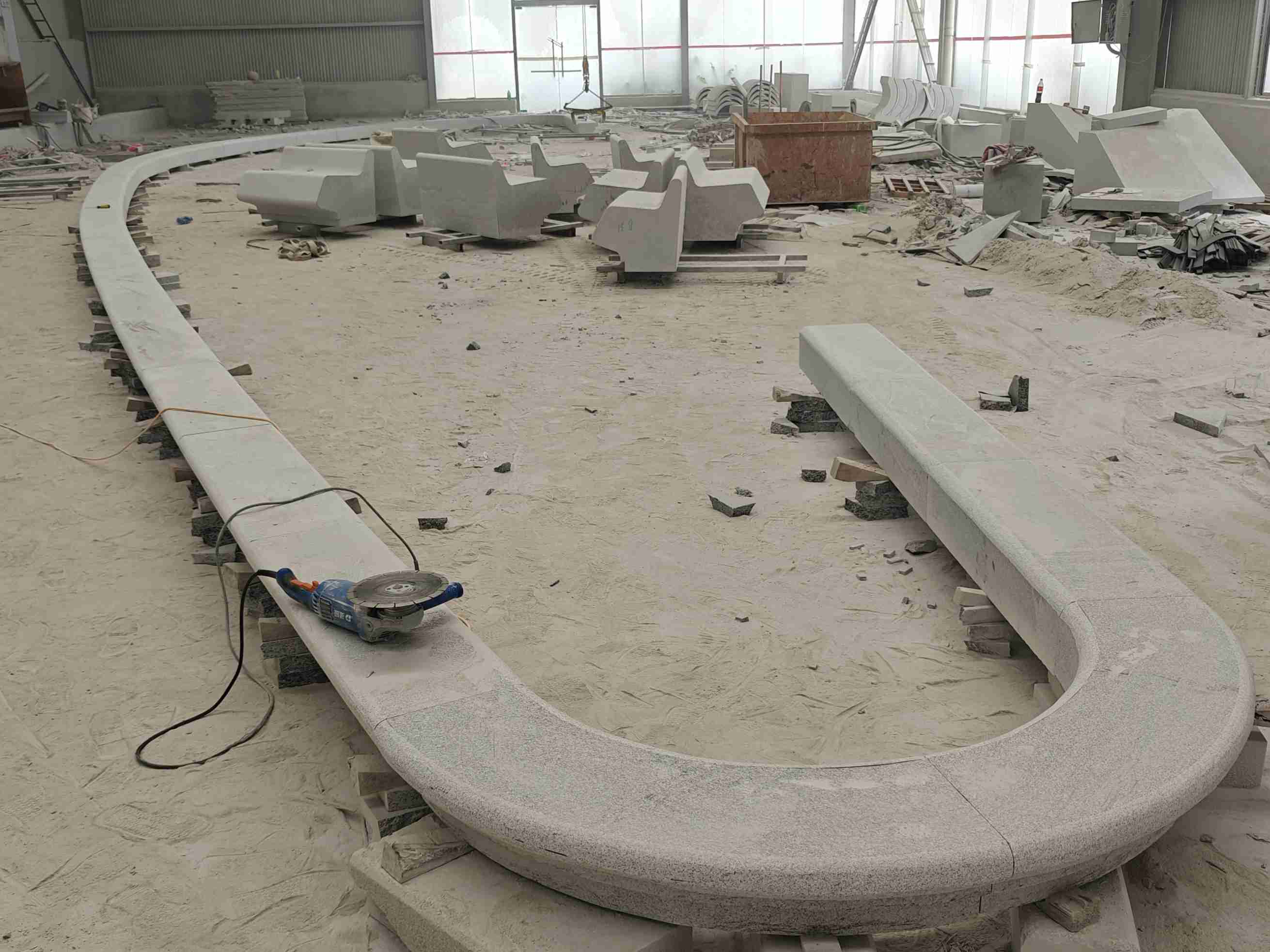 晋城 芝麻白花岗岩弧形花坛石，坐凳石