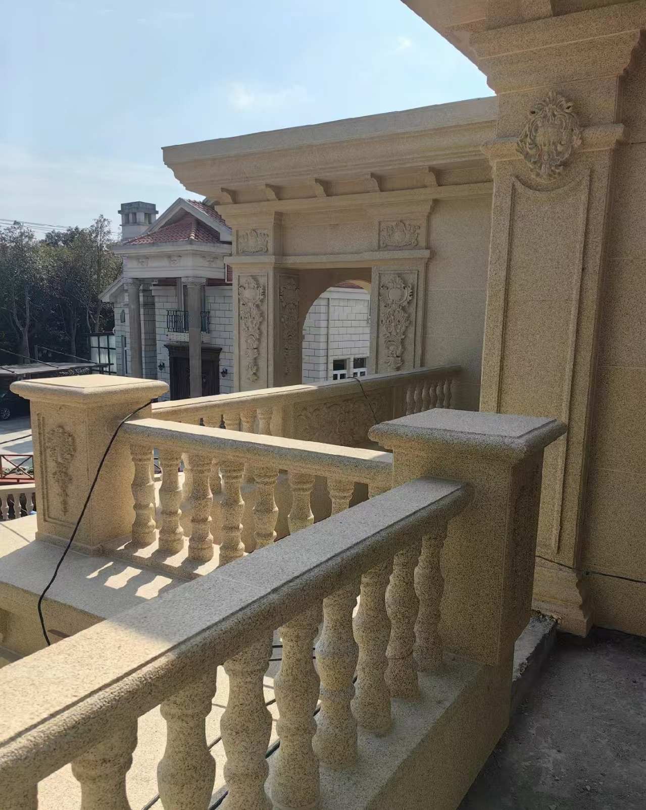 晋城 黄金麻别墅外墙干挂雕花配合阳台栏杆花瓶柱