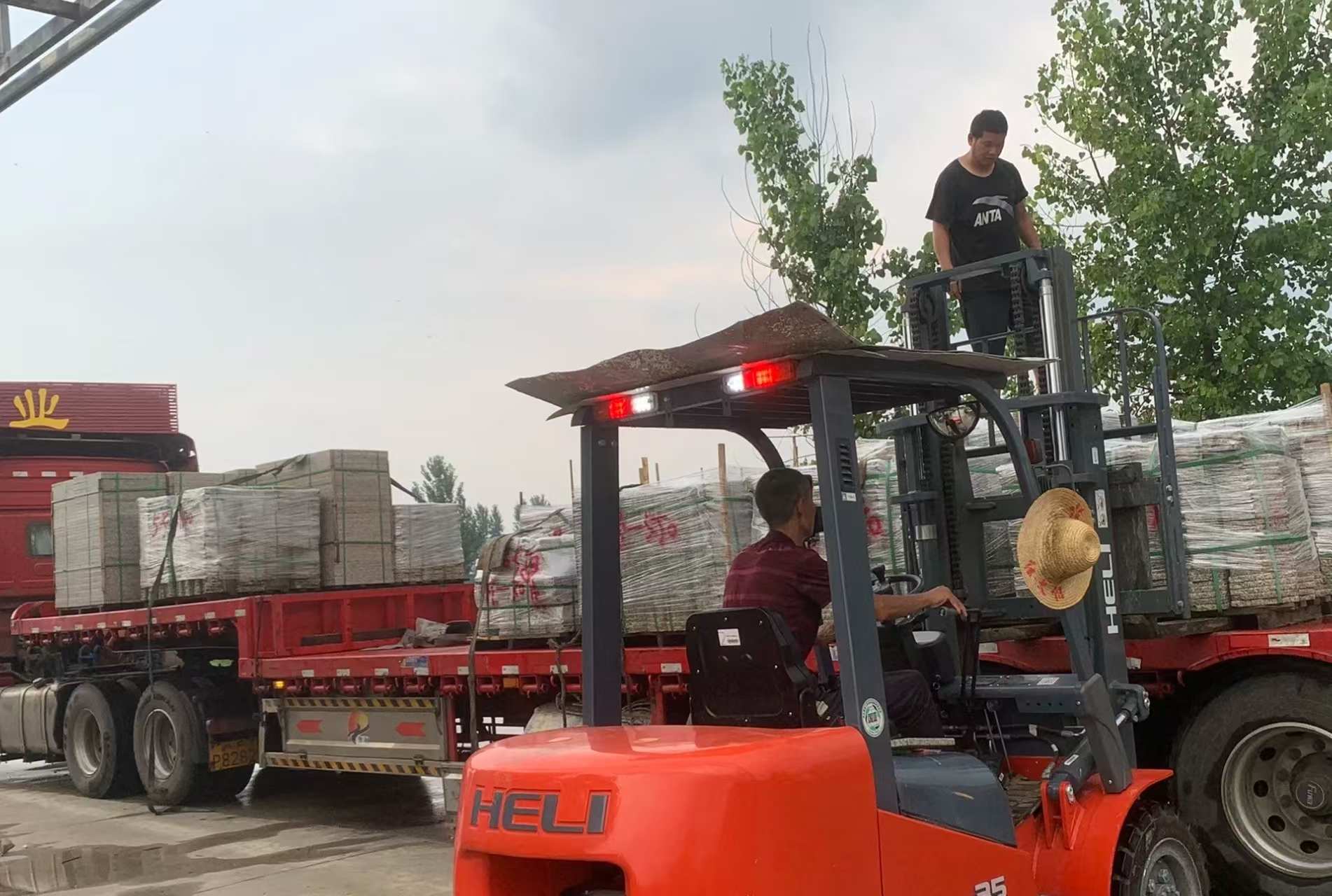 晋城 黄金麻冰裂纹，地铺石装车