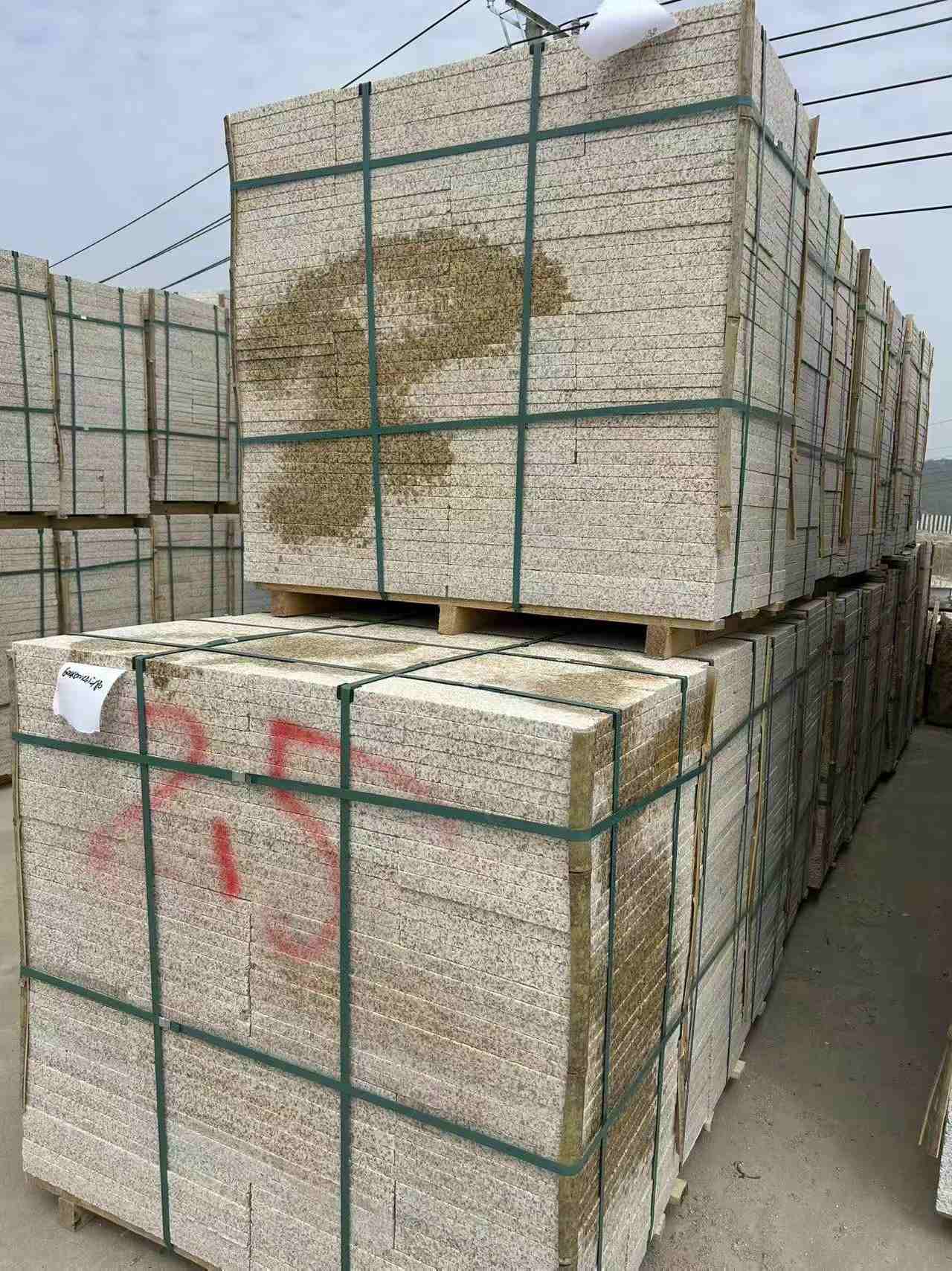 晋城 黄金麻花岗岩石材荔枝面地铺石2.5*300*600