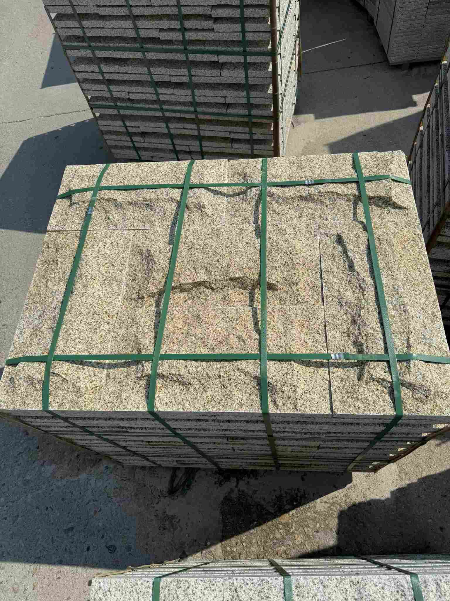 晋城 黄金麻花岗岩石材自然面蘑菇石成品