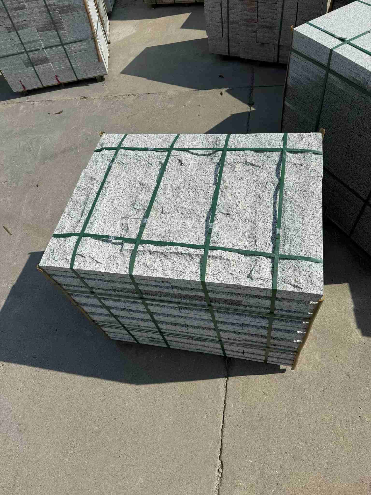 晋城 白麻花岗岩石材自然面蘑菇石成品