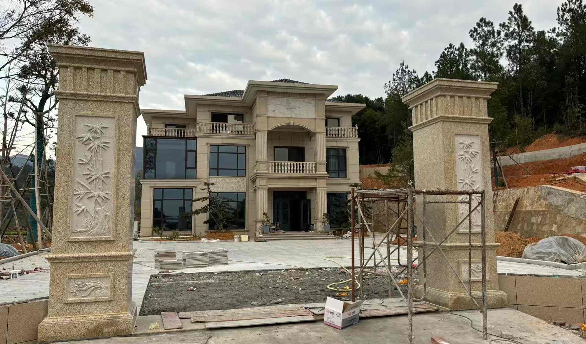 晋城 黄金麻花岗岩别墅雕花外墙干挂配上门口雕花罗马柱