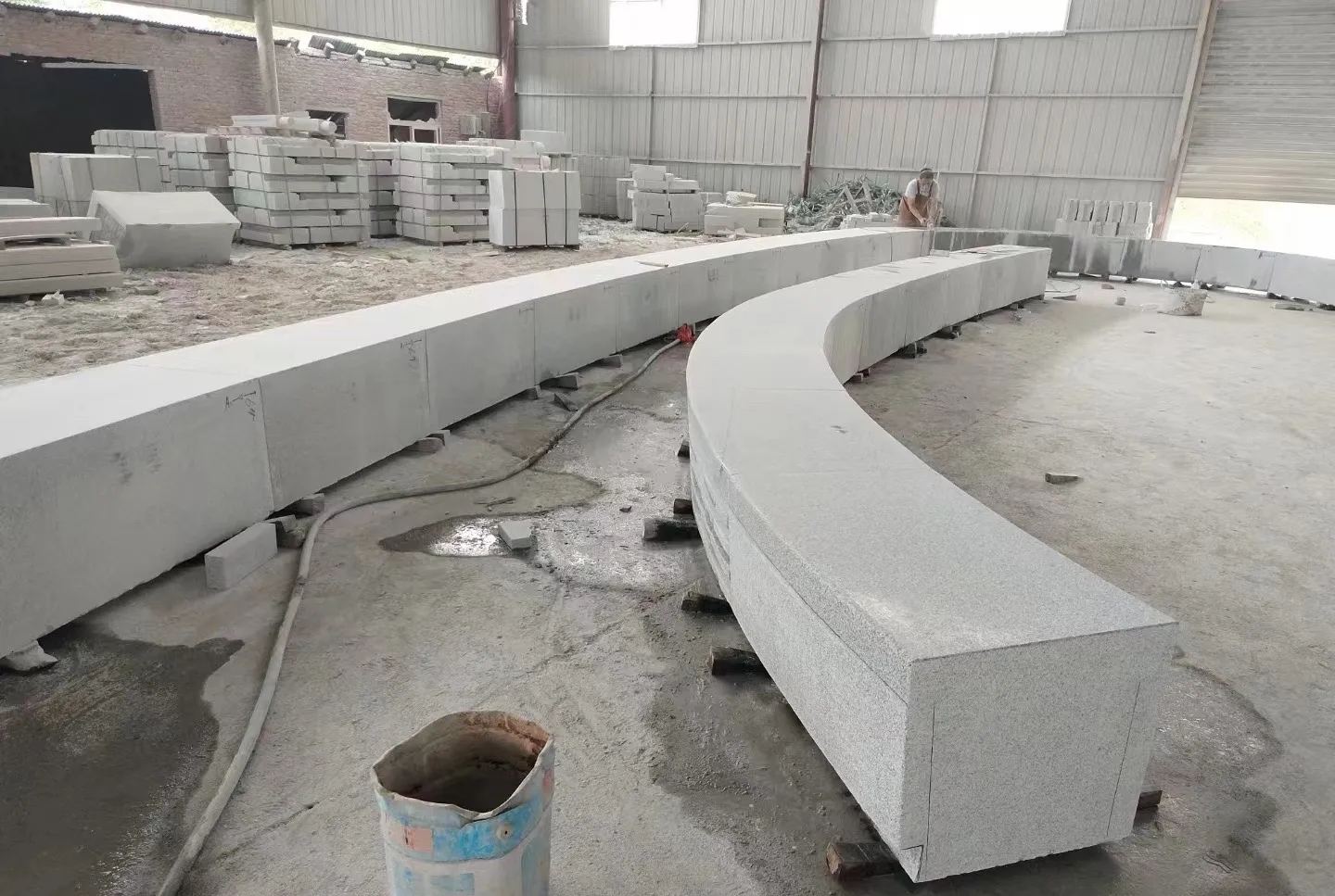 晋城芝麻白花岗岩石板材 园林光面弧形坐凳