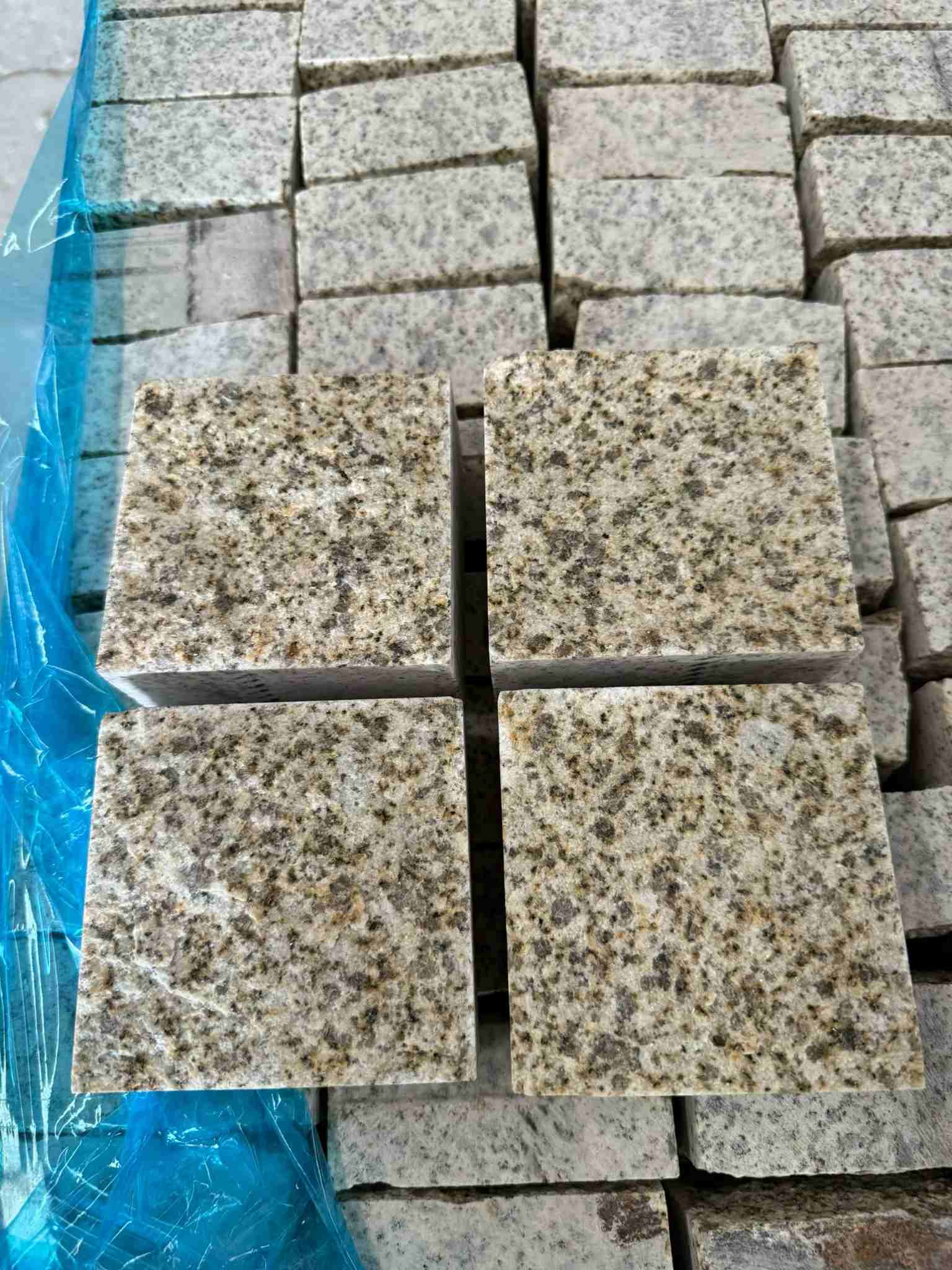 晋城 黄金麻花岗岩自然面小方块，弹石，马蹄石等