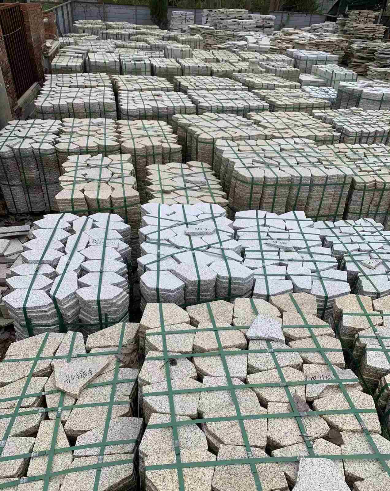 晋城 黄金麻白麻花岗岩荔枝面地铺石(冰裂纹)