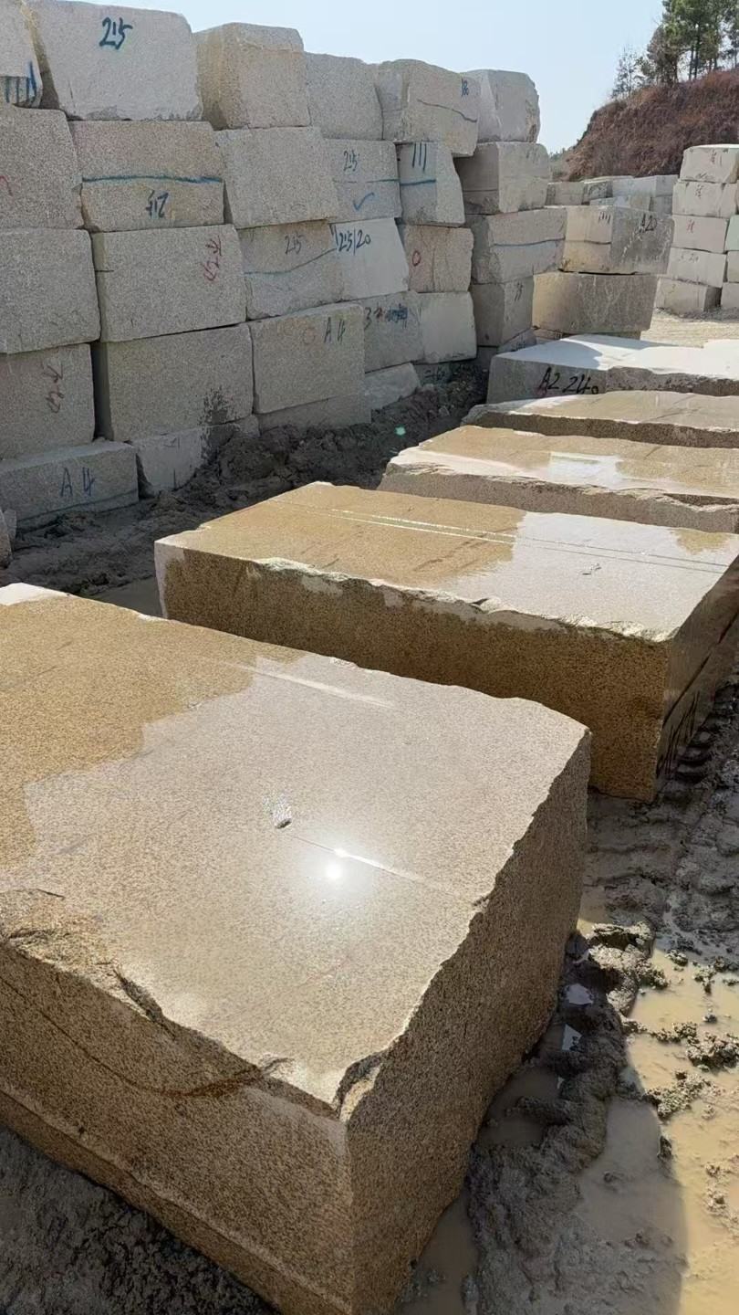 晋城 黄金麻方料堆场洗料分选中，原材料充足