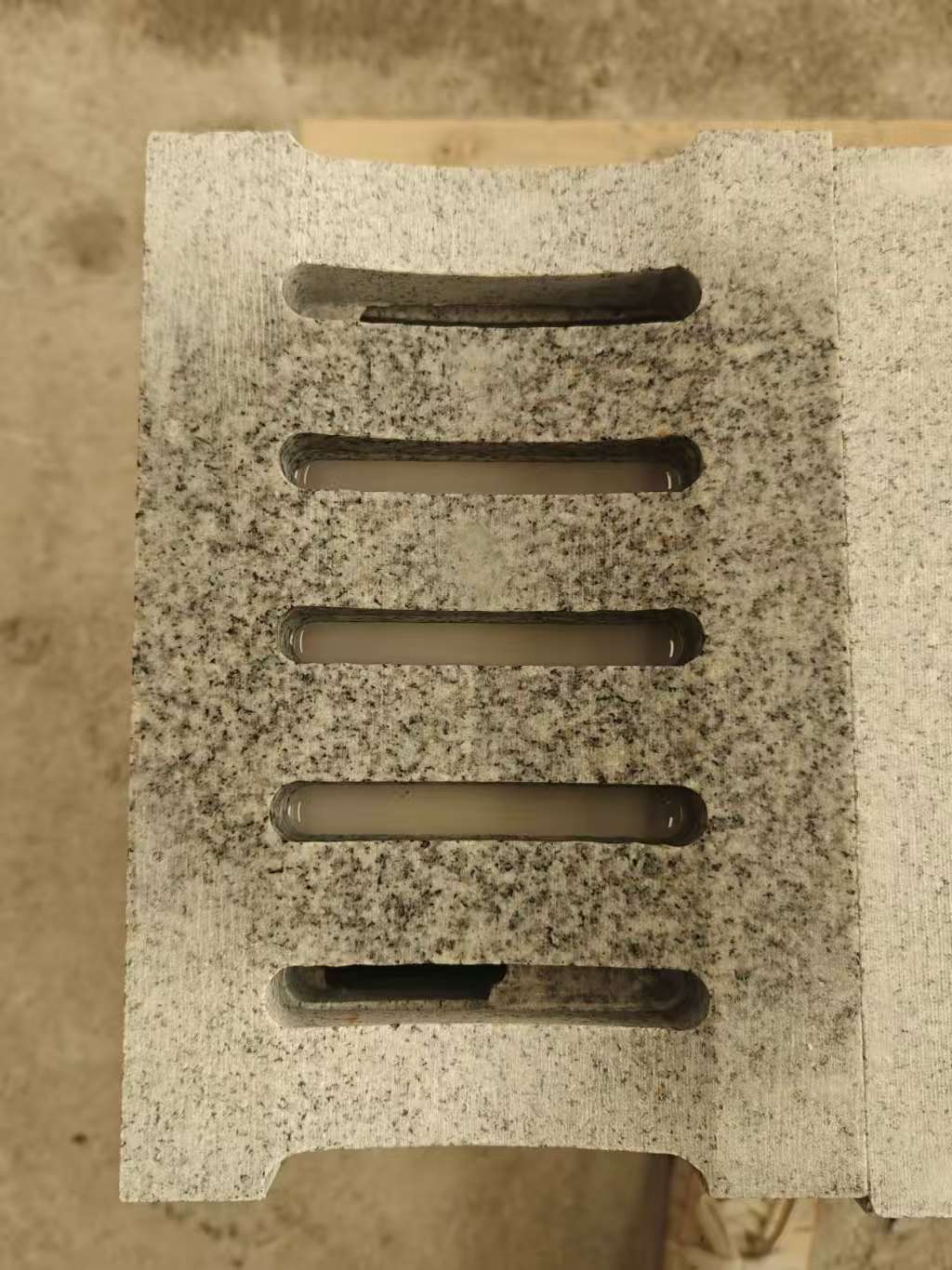 晋城 芝麻白拉丝面花岗岩U型开槽排水槽